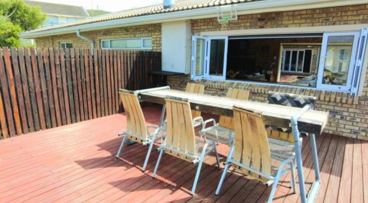 To Let 4 Bedroom Property for Rent in Winterstrand Eastern Cape